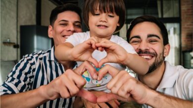 Os pais e mães LGBT+ podem finalmente conquistas a licença-maternidade e paternidade.