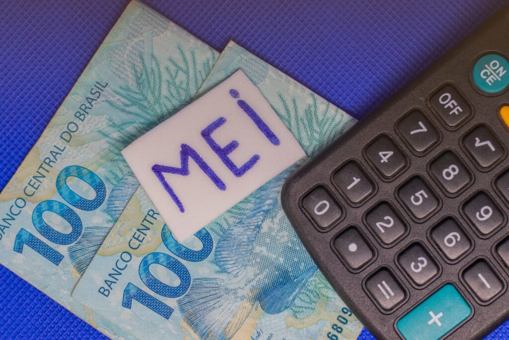 O teto de faturamento anual do MEI pode estar prestes a mudar. Confira.