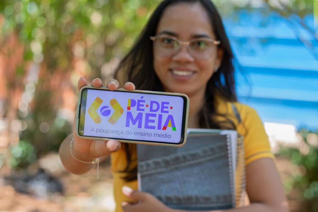 Quem vai receber o pagamento do Pé-de-Meia já pode consultar o benefício.