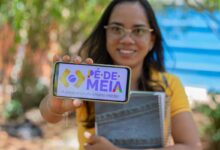 Quem vai receber o pagamento do Pé-de-Meia já pode consultar o benefício.