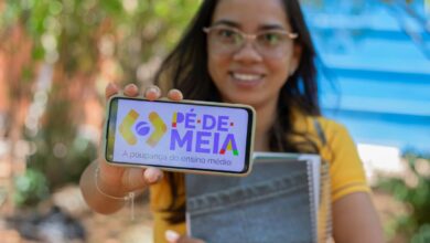Quem vai receber o pagamento do Pé-de-Meia já pode consultar o benefício.