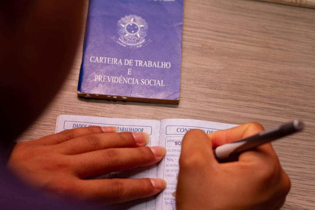 O trabalhador que é demitido tem direito a uma série de benefícios. veja quais.