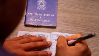 O trabalhador que é demitido tem direito a uma série de benefícios. veja quais.