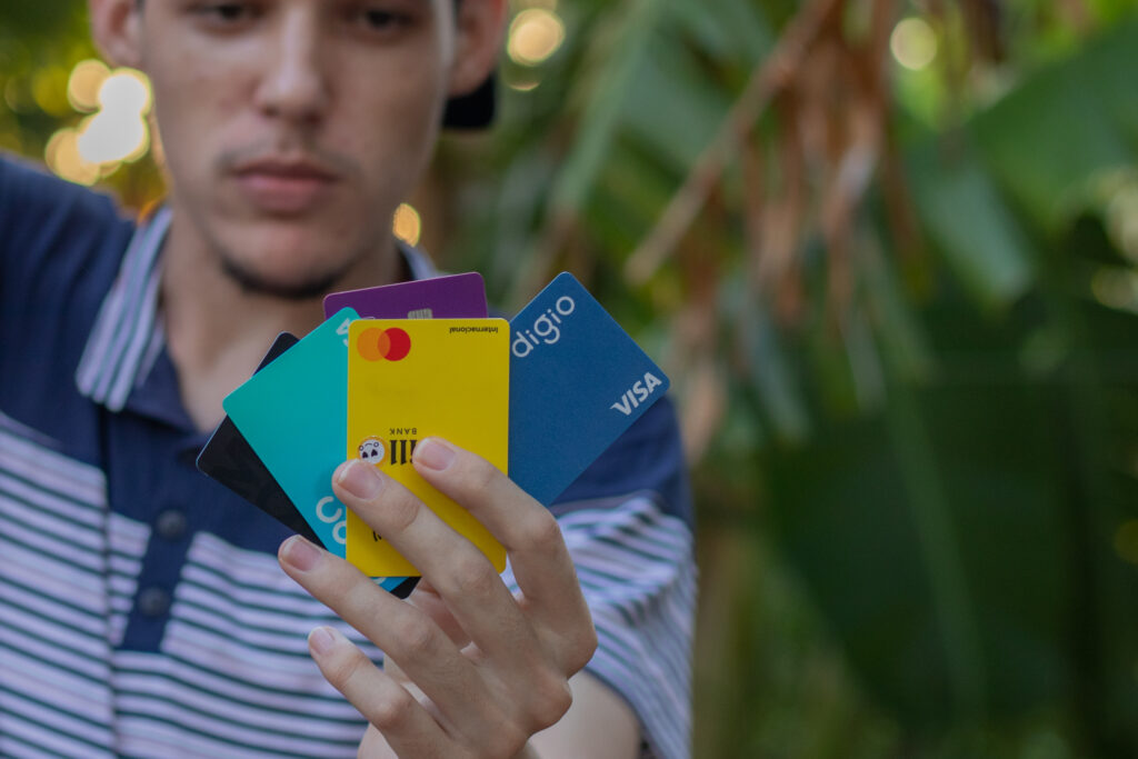 Com a nova lei do cartão de crédito, milhares de brasileiros podem se livrar das dívidas.
