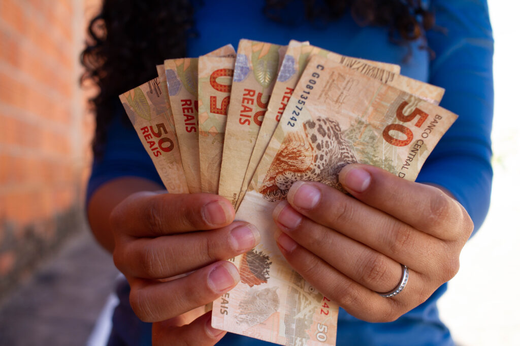 Milhares de pessoas saíram da linha da pobreza devido às políticas públicas do governo.