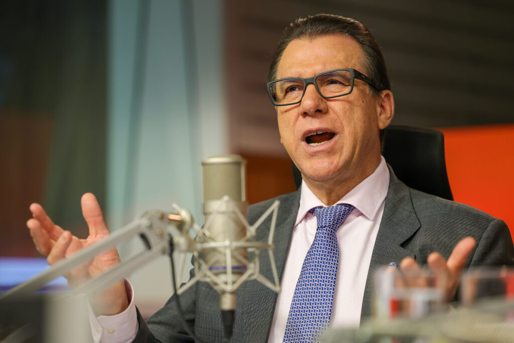 O ministro Luiz Marinho informou que o governo está tomando medidas para acabar com a escala 6x1.