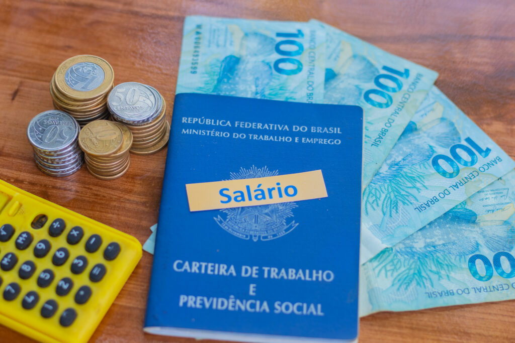 Se você é trabalhador, veja como funcionam os descontos no salário.