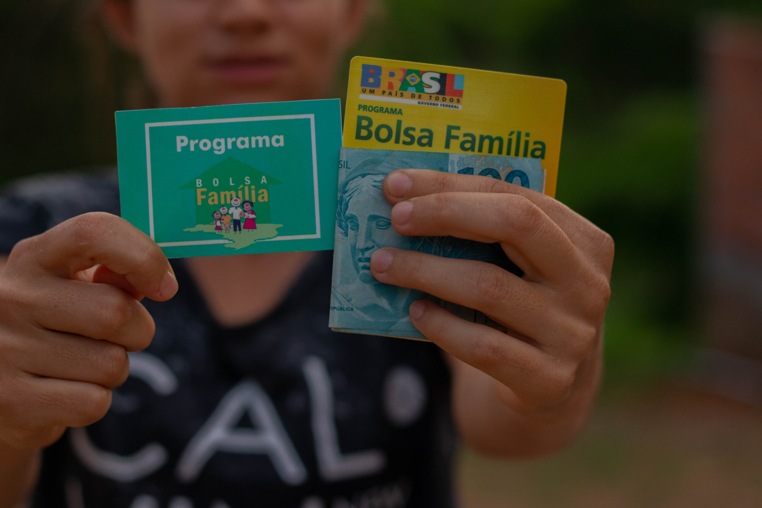 Quem aumenta a renda pode sair do Bolsa Família, deixando de ser dependente do benefício.