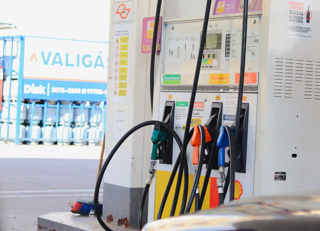 A gasolina adulterada em alguns postos pode causar graves problemas aos veículos.