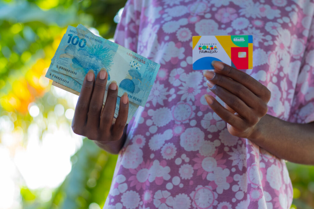O Bolsa Família vai chegar em breve para milhares de famílias. Confira. 