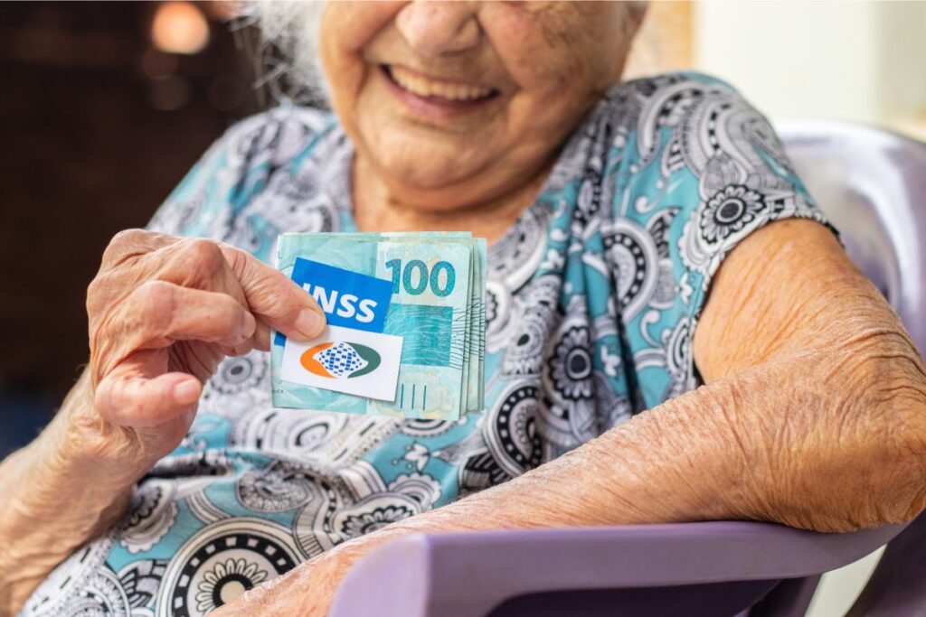 Quem vai receber aposentadoria e outros benefícios deve ficar atento às datas do INSS.