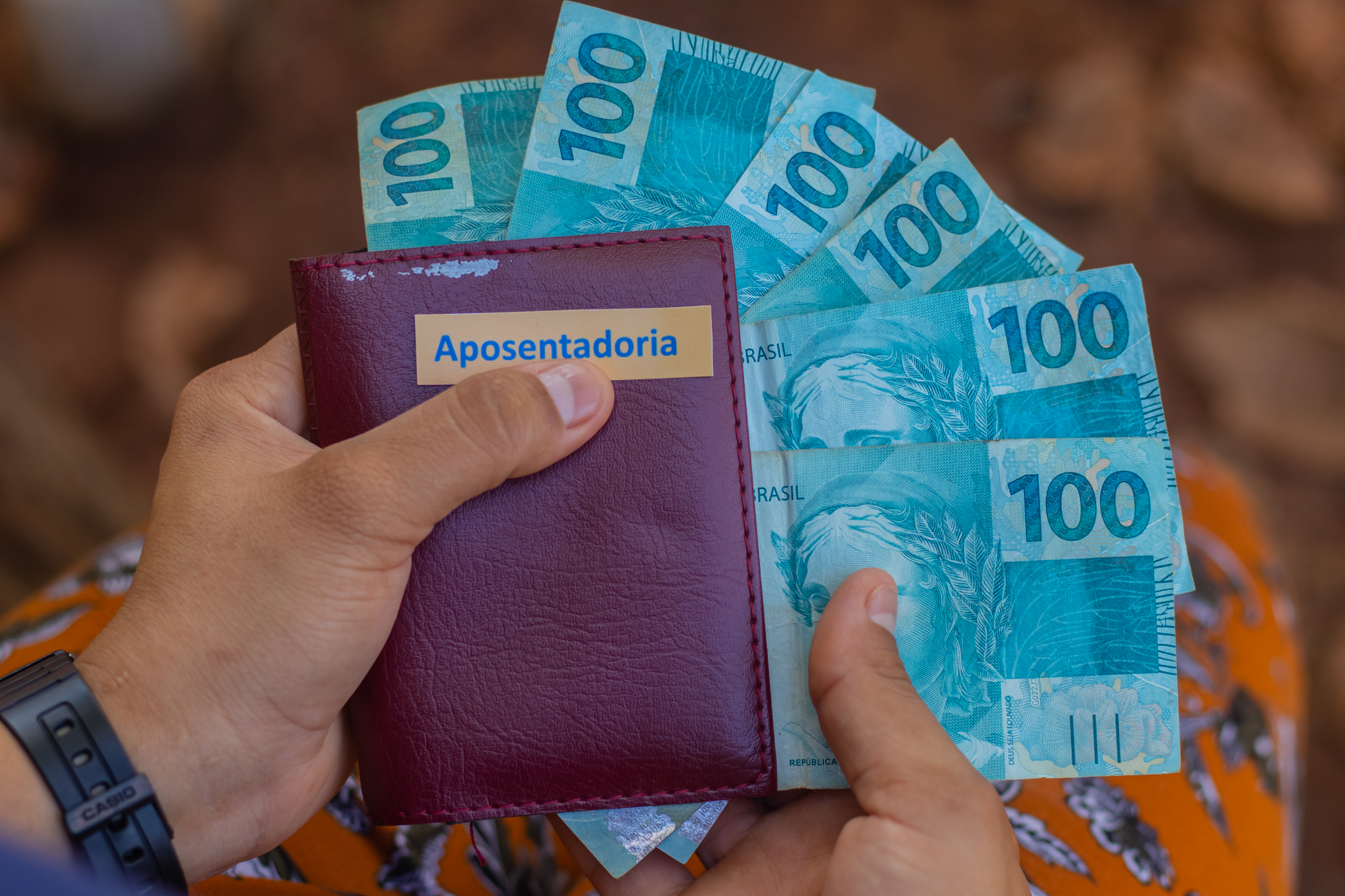 Se você é aposentado, veja se pode receber o 14º salário do INSS este ano.