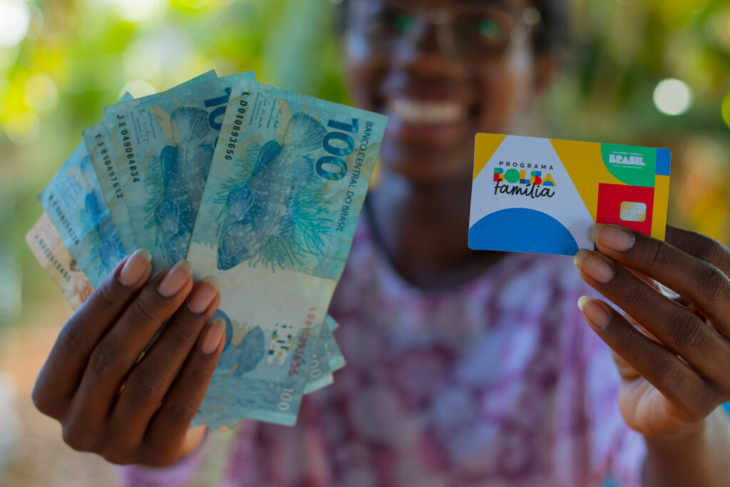 Se você mora nas regiões afetadas, vai receber o Bolsa Família mais cedo. Confira. 
