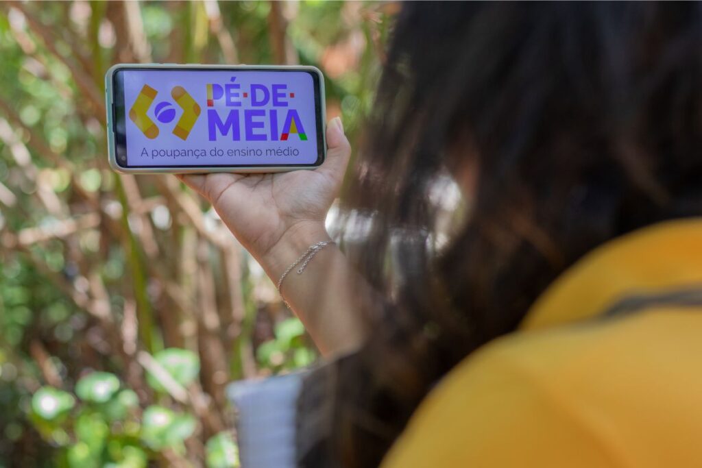 Se você recebe o Pé-de-Meia, consulte dados para saber se está tudo certo.