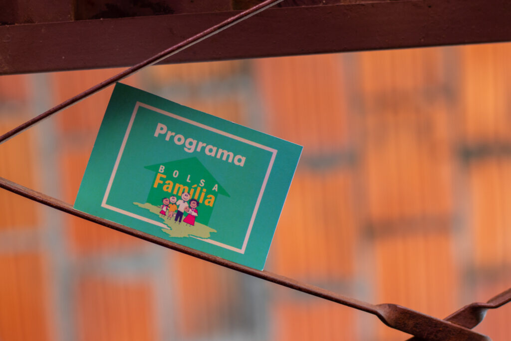 Cerca de 735 municípios receberam o Bolsa Família antecipadamente. Entenda.