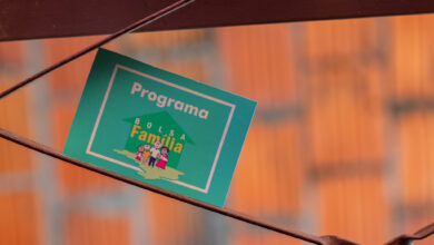 Cerca de 735 municípios receberam o Bolsa Família antecipadamente. Entenda.