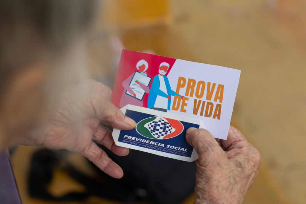 Se você cair no golpe da prova de vida, pode ter problemas.