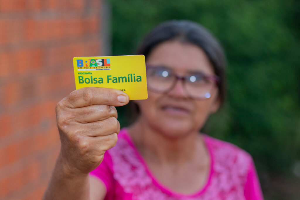 Não são só os cidadãos brasileiros que têm direito ao Bolsa Família. Veja como funciona.