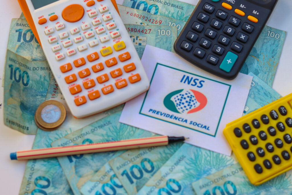 Se você recebeu descontos indevidos do INSS, veja como pedir o dinheiro de volta.