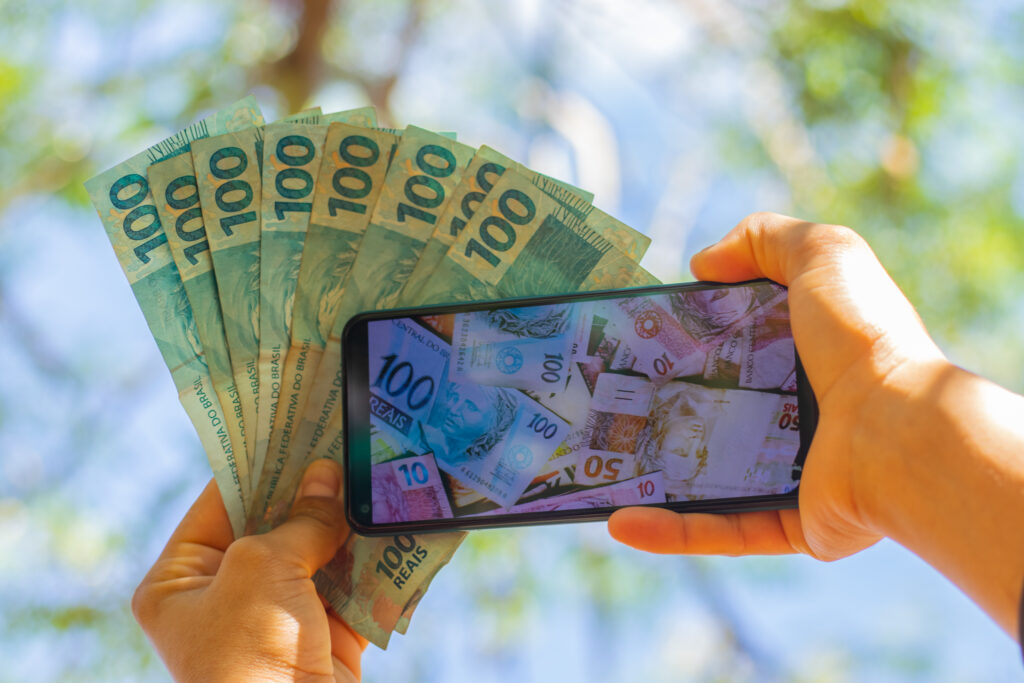 Se você usa a carteira digital, veja como proteger seu dinheiro.